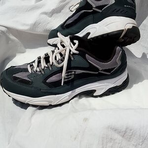 Sketchers Nuevo Cutbacks Size 10  Low Navy Black Running Shoe Extra Cushy Shoe